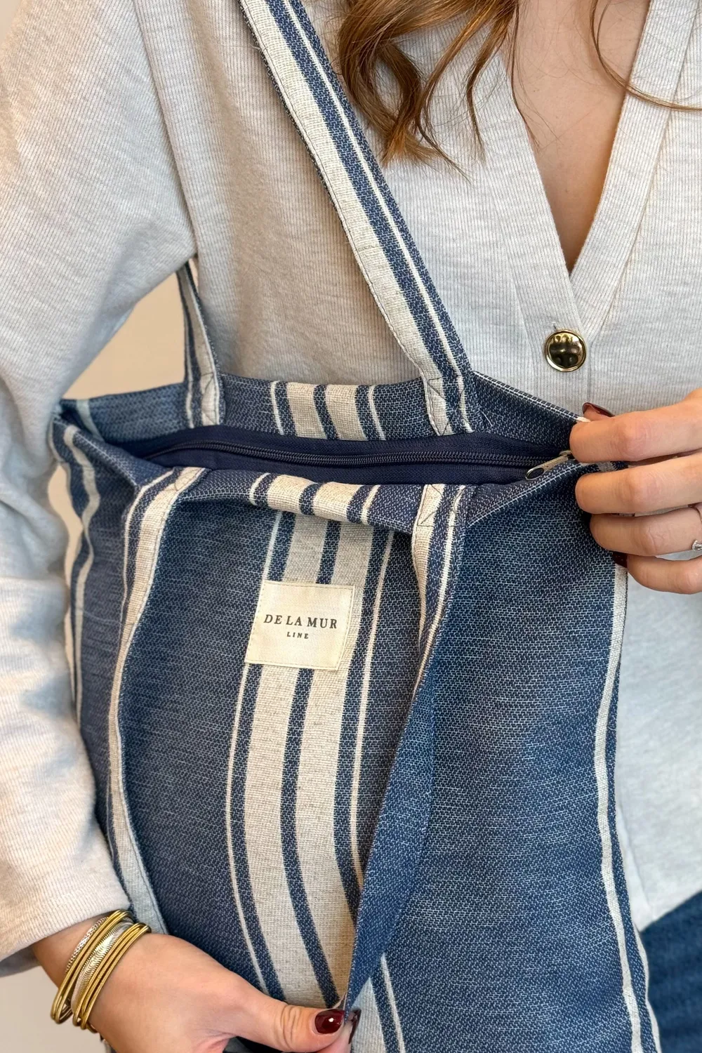 De La Mur Kara liten totebag blå stripet med glidelås