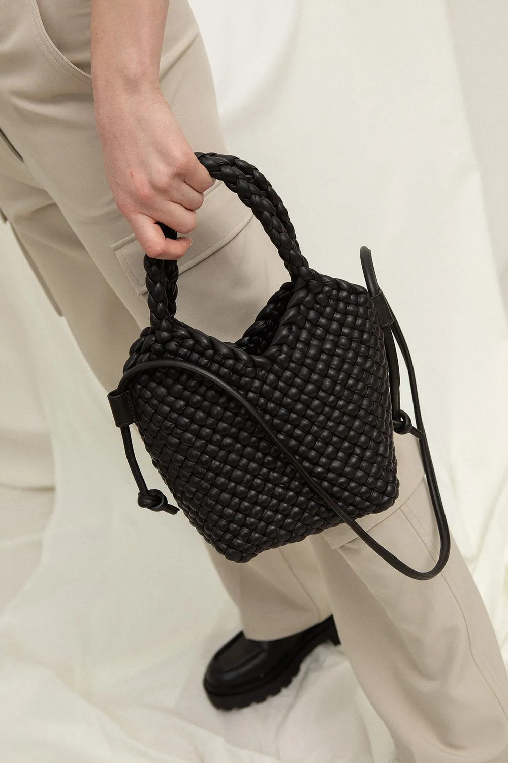 Calajade Maya crossbody-veske svart flettet