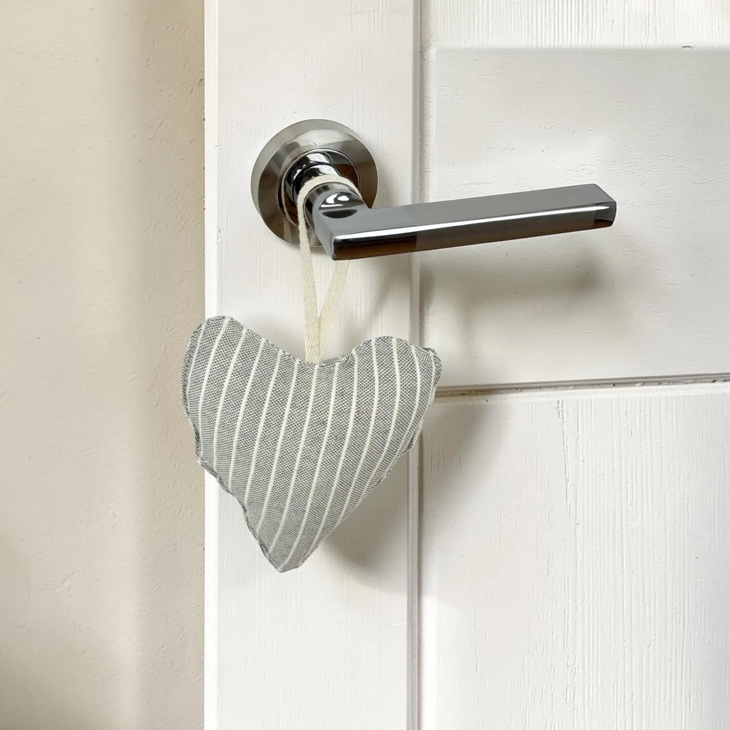De La Mur Corazón Perla hjertepynt 13x12 grå stripet