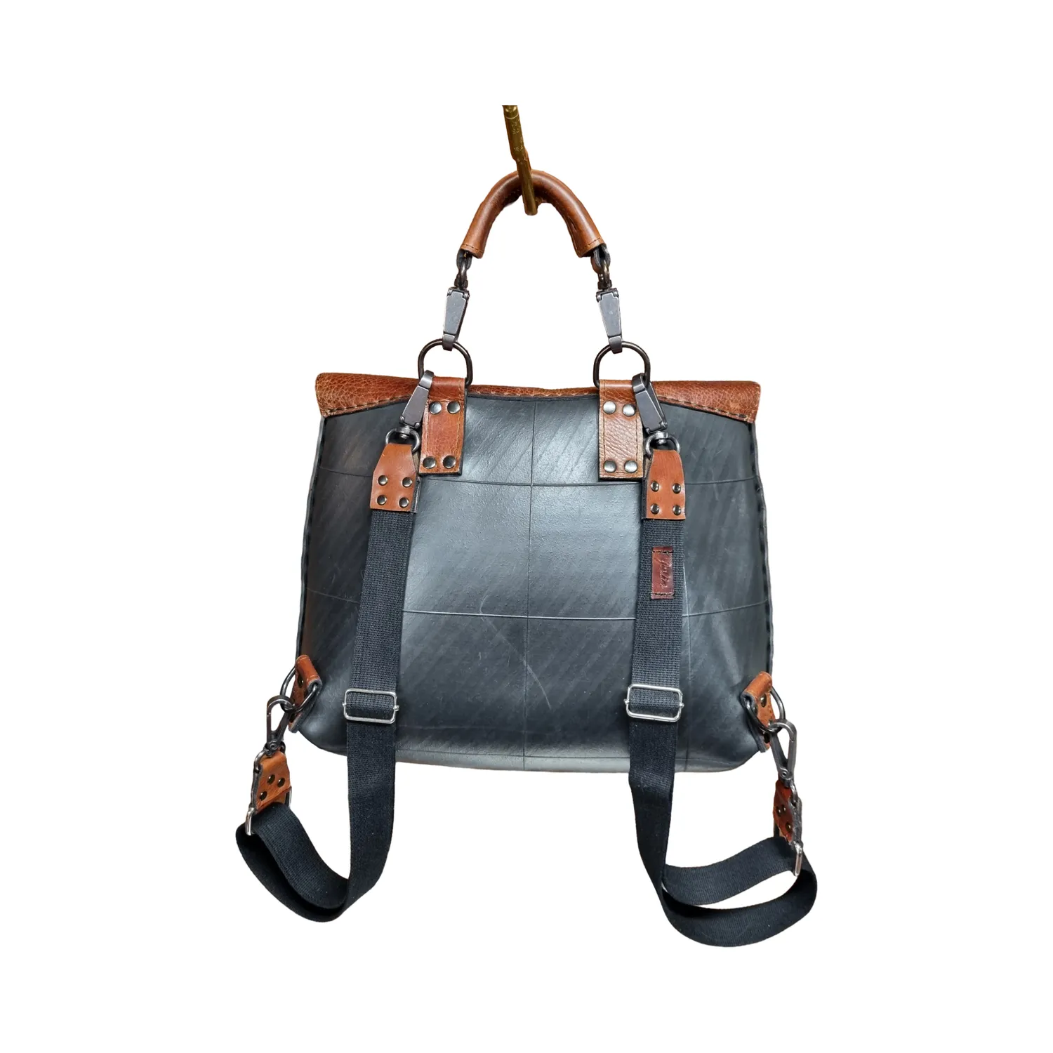 Julia Stray ryggsekk 36x28x12 cm gummi skinn
