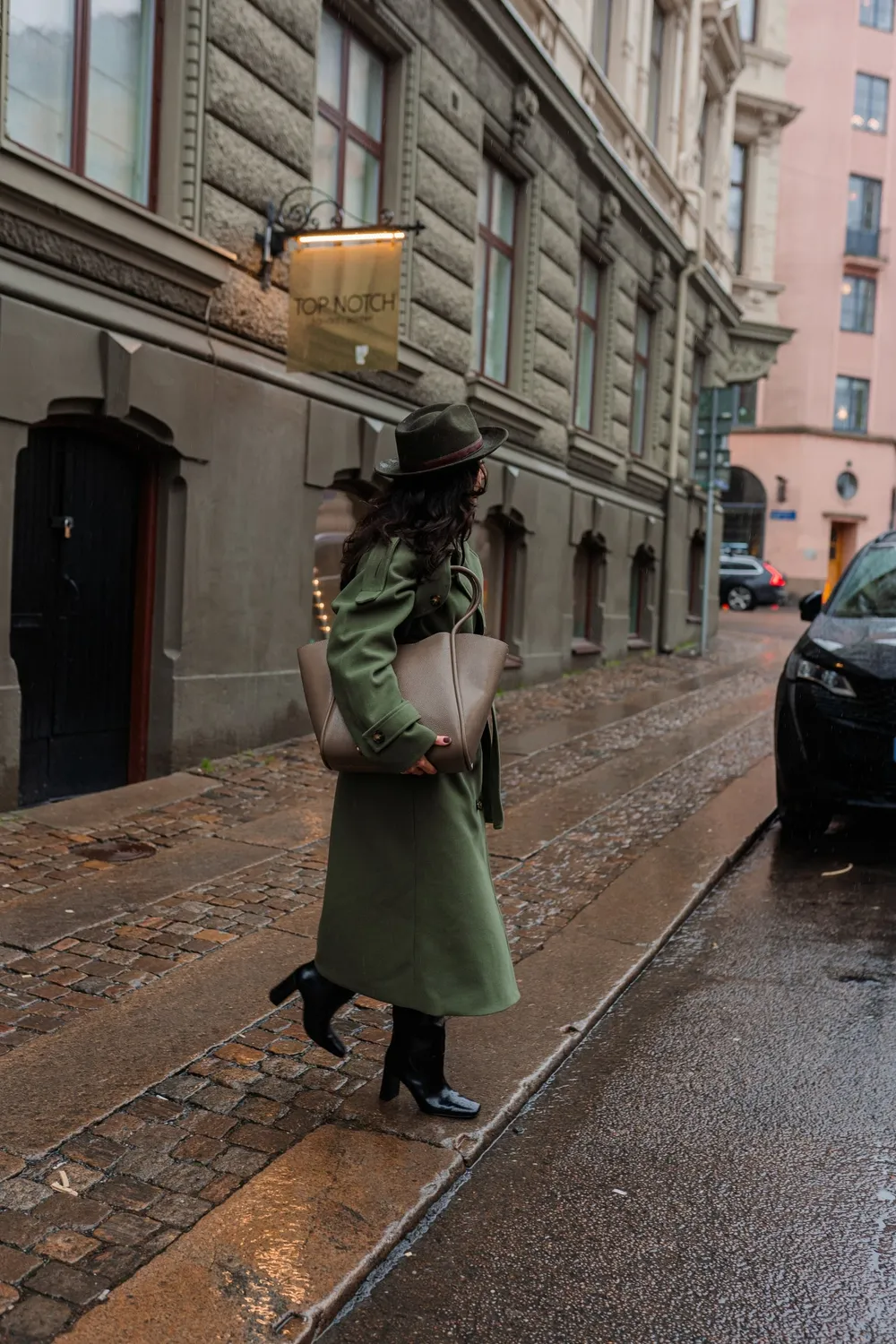 Latalia Florence XL shopper skinnveske taupe laptop