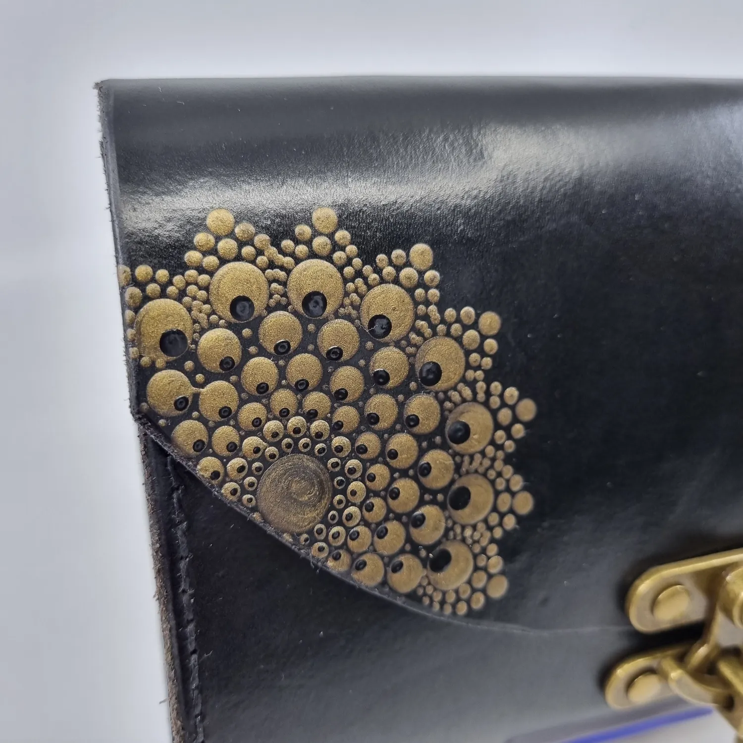 Julia Stray clutch lær sort mandala 23x13x5 cm unika