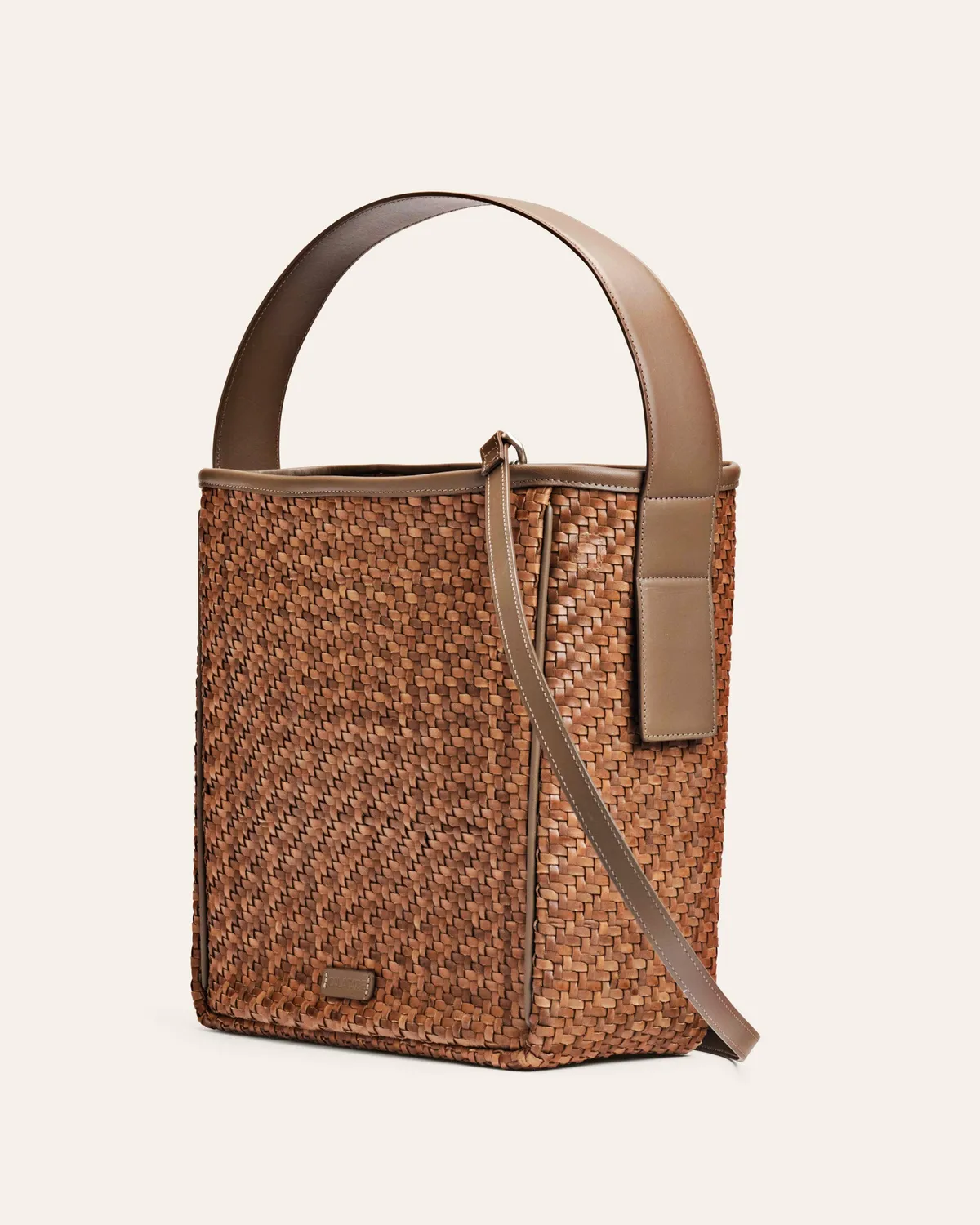 Cala Jade Iwa Taupe Twill skulderveske – flettet saueskinn