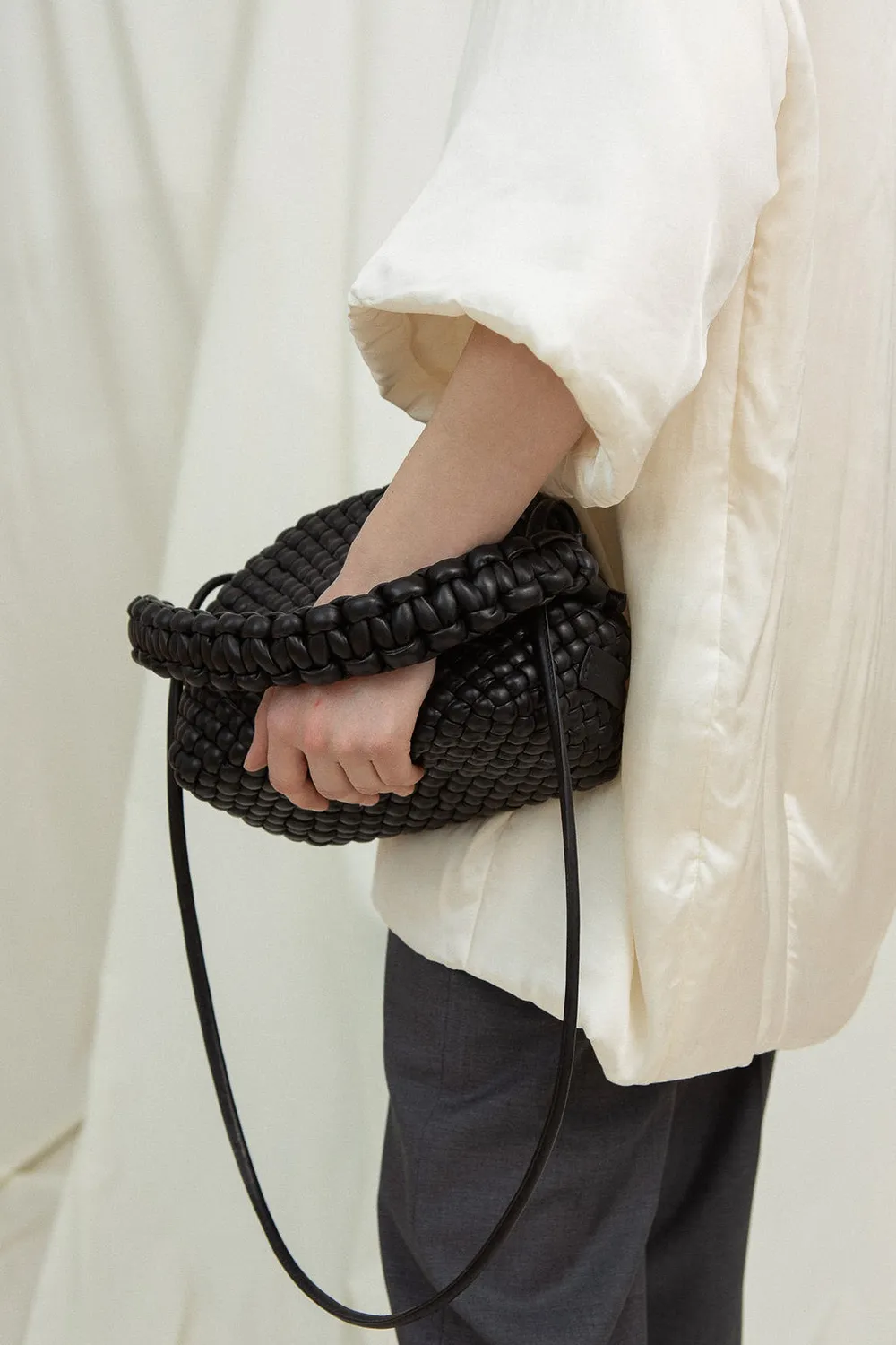 Calajade Hana clutch svart flettet kalveskinn