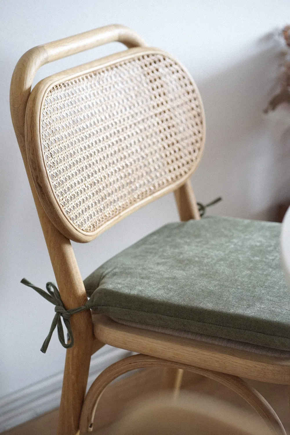 De La Mur Verd stolspute 40x40x4 cm beige med knytting