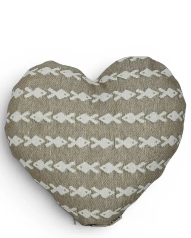De La Mur Corazón hjertepute 33 cm fiskemønster beige