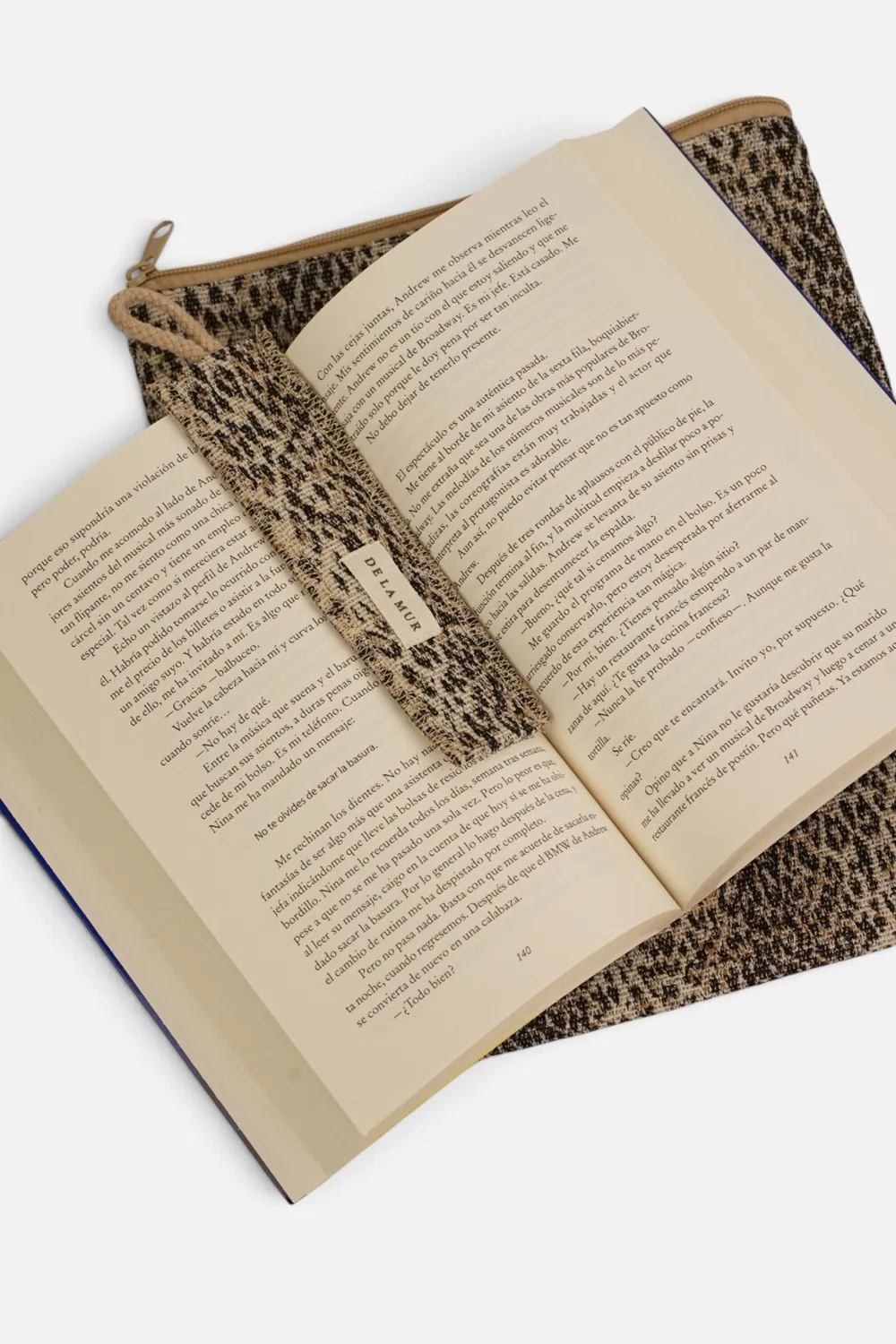 De La Mur Leo boktrekk leopard med bokmerke