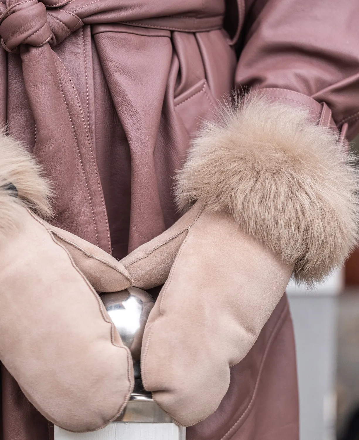 CALAJADE Mila Cuff votter Simply Taupe saueskinn