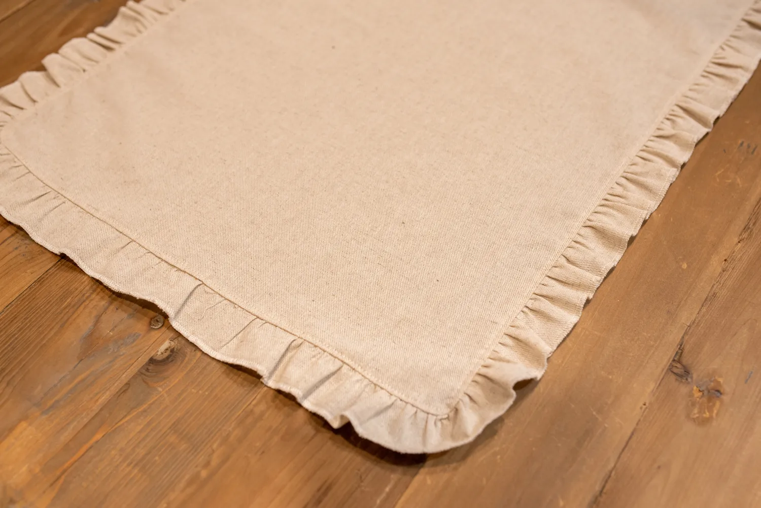 De La Mur Volantes bordløper 42x165 naturhvit lin