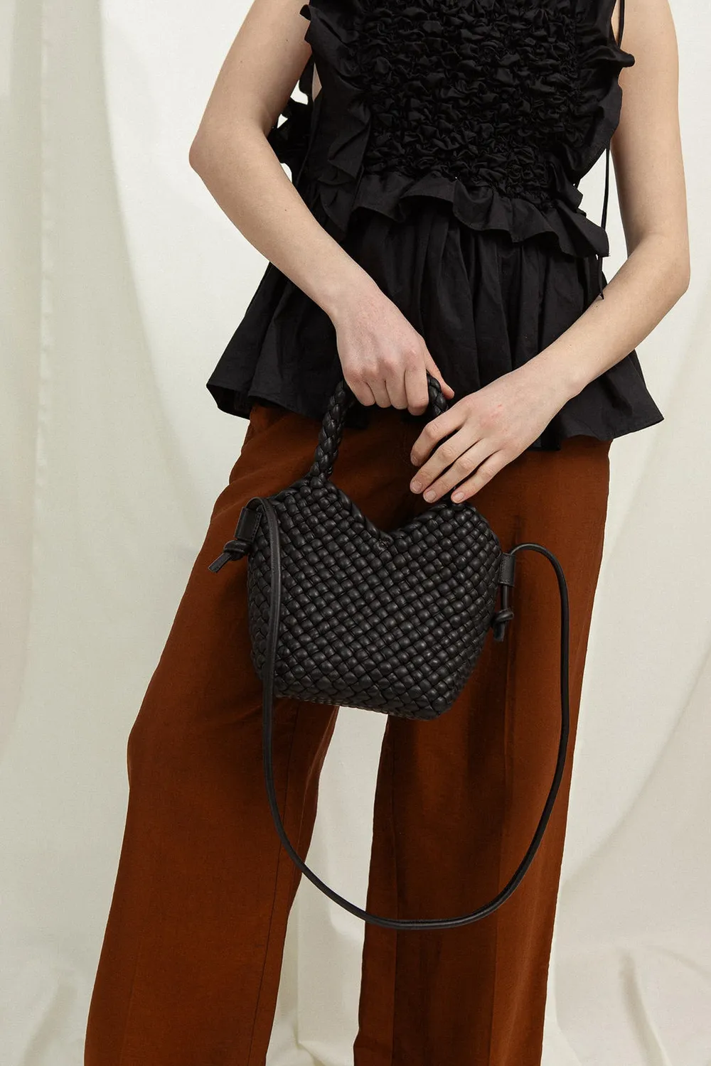 Calajade Maya crossbody-veske svart flettet