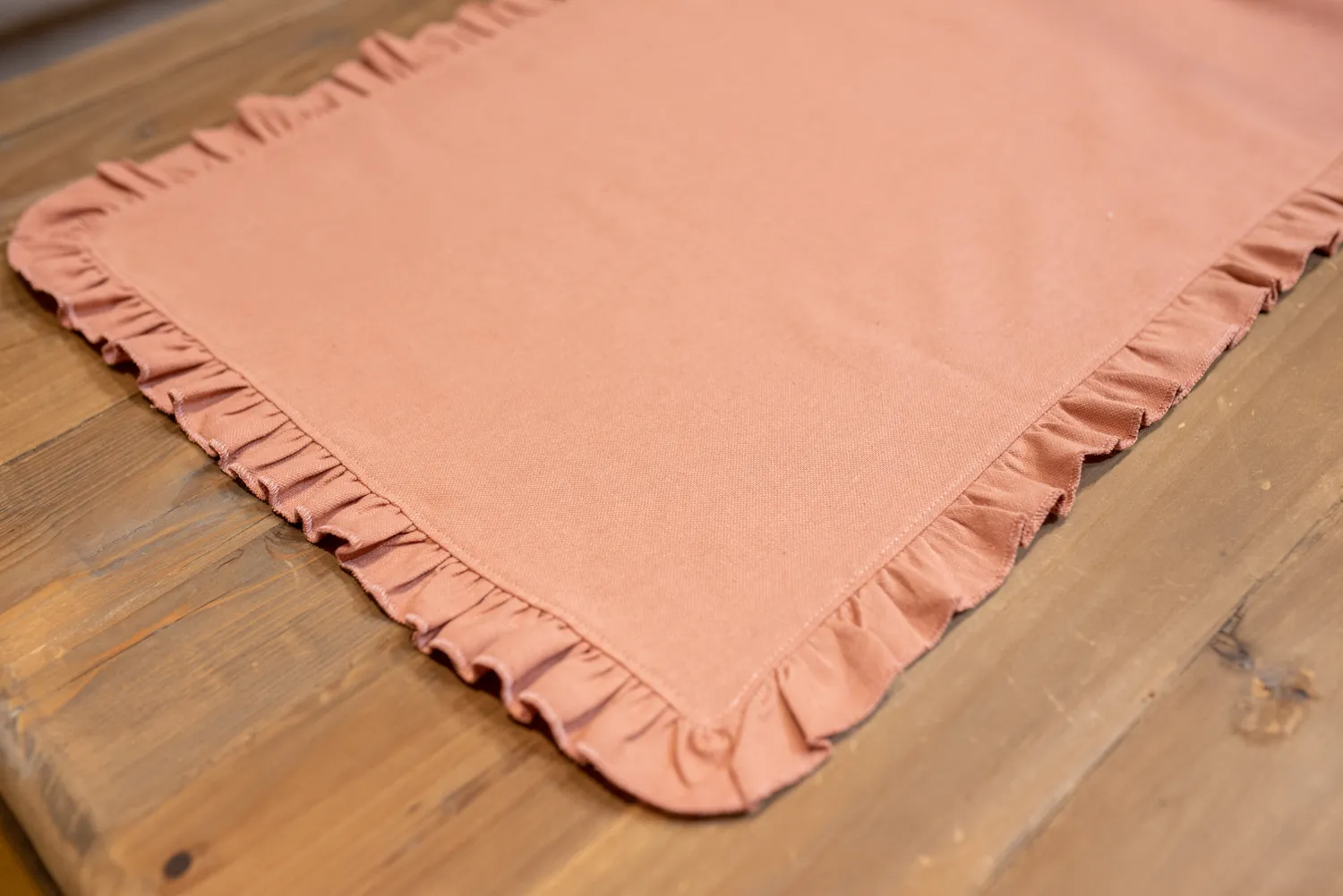 De La Mur Volantes Peach bordløper 42x165 cm