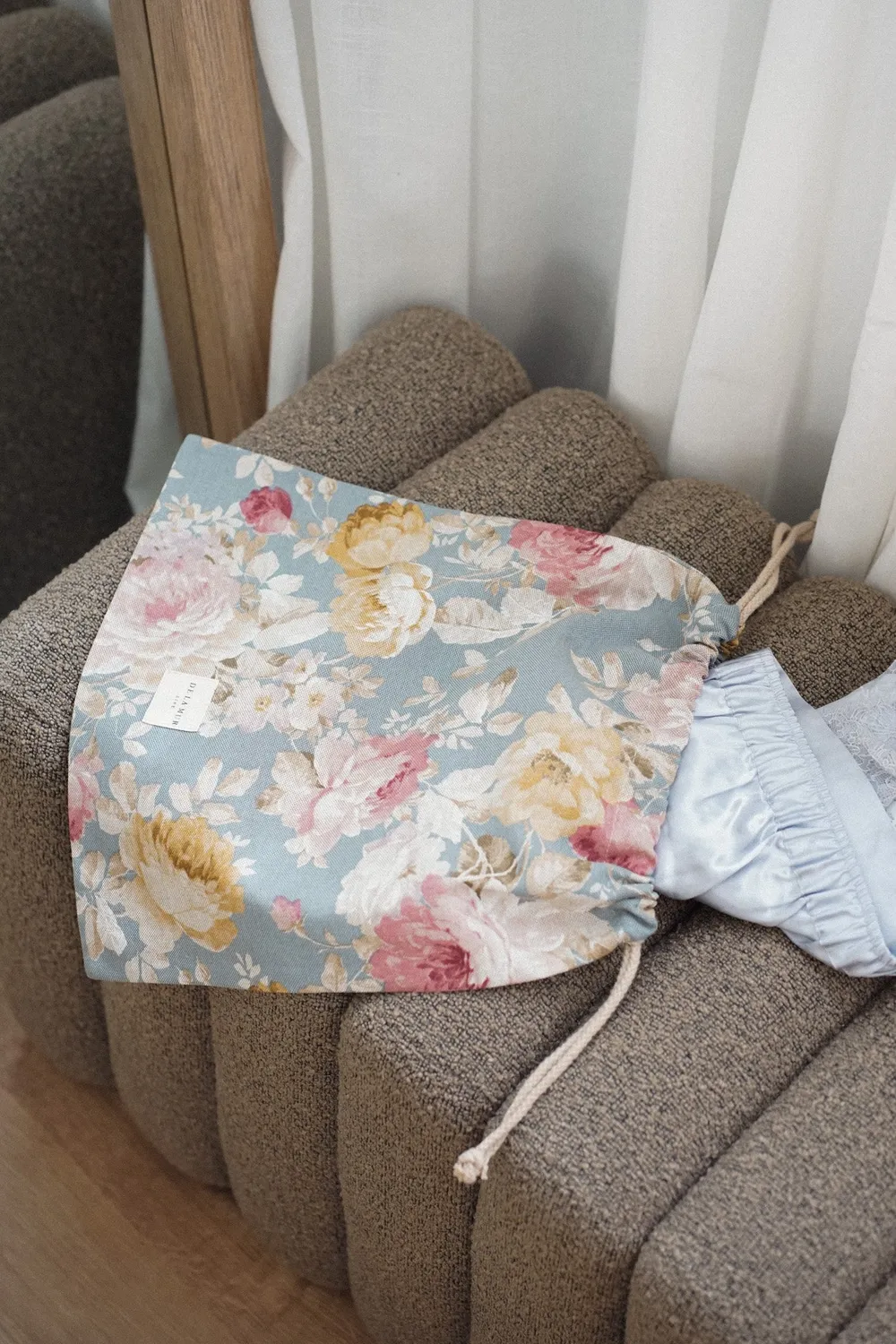 De La Mur Oria matpose 35 cm blomstret