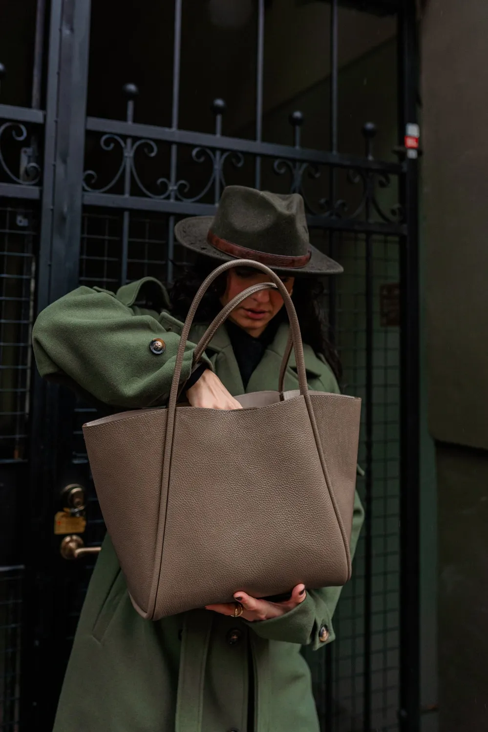 Latalia Florence XL shopper skinnveske taupe laptop