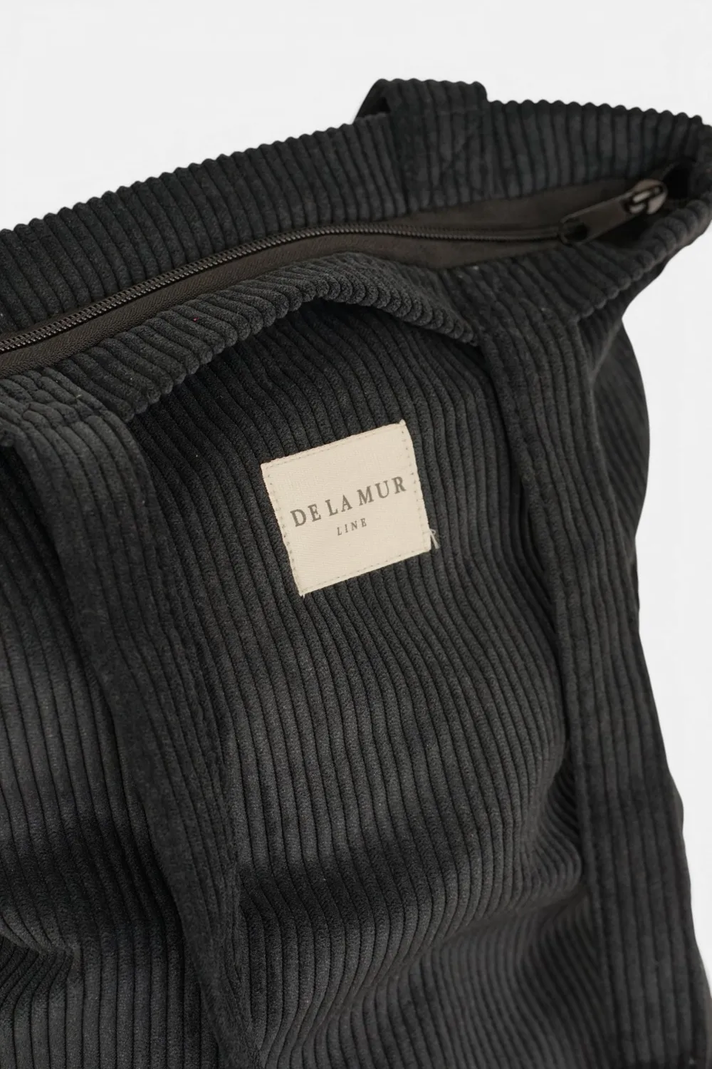 De La Mur Nit liten totebag med glidelås svart kordfløyel