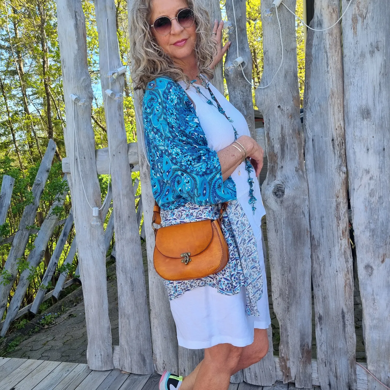 Julia Stray Liten rund lærveske 20x16x9 tan