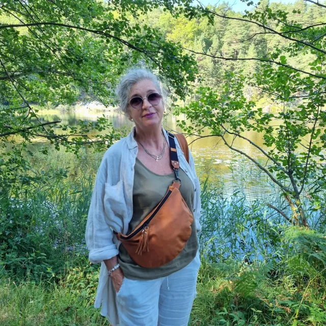 Julia Stray bumbag mørk brun skinn messing