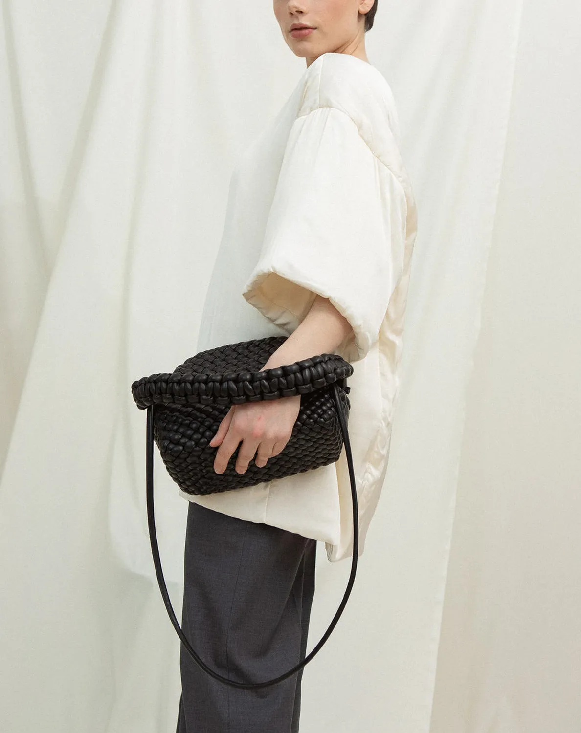 Calajade Hana clutch svart flettet kalveskinn