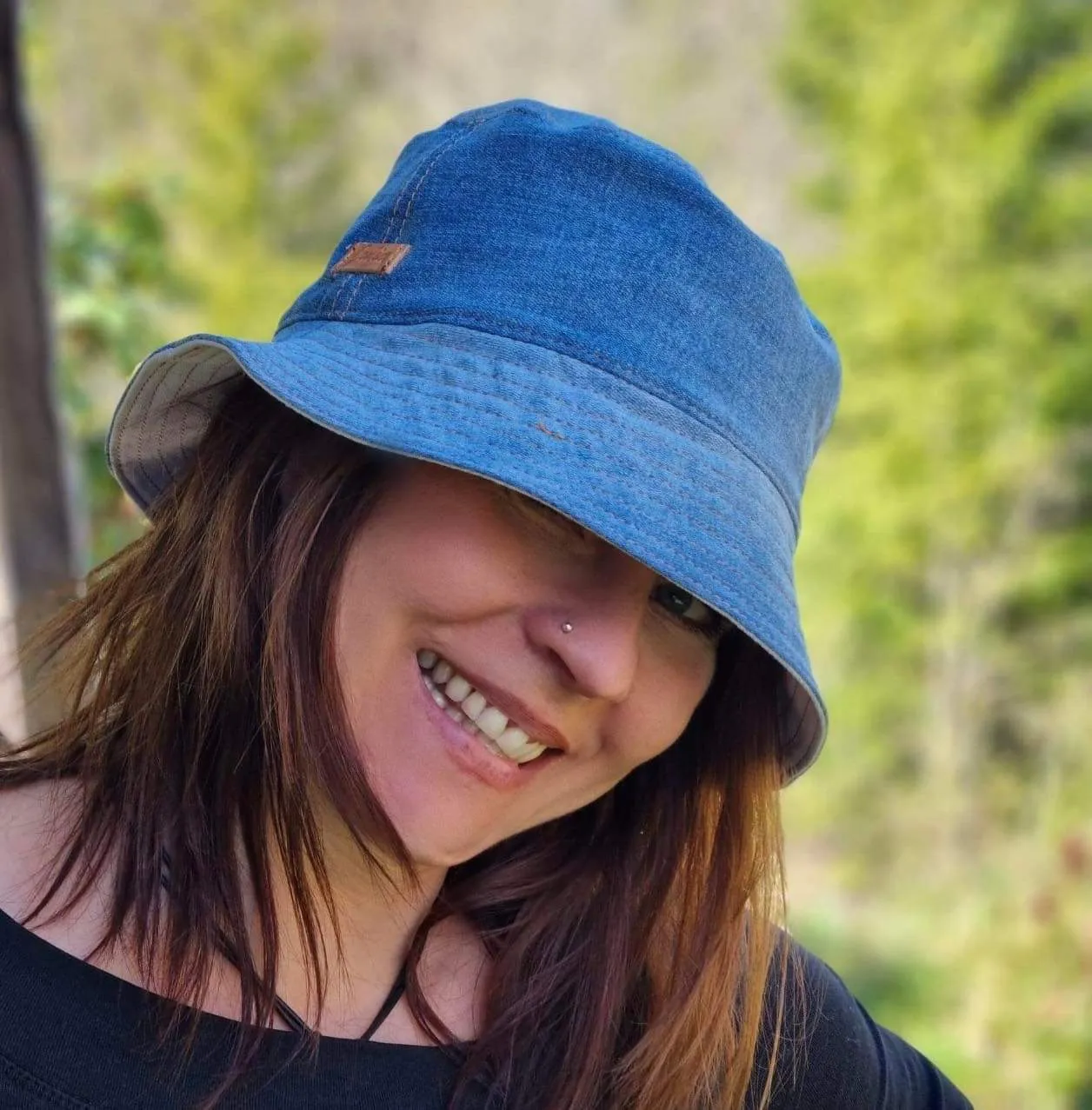 Julia Stray Redesign bøttehatt mellomblå dongeri medium